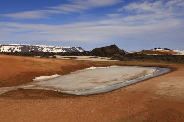 İzlanda 'nın Krafla Volkanik Sistemi' nde Myvatn Gölü 'nün kuzeydoğusunda yer alan aktif bir volkan olan Leirhnjukur' dan bakış açısı 