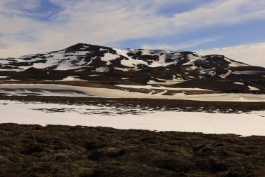 İzlanda 'nın Krafla Volkanik Sistemi' nde Myvatn Gölü 'nün kuzeydoğusunda yer alan aktif bir volkan olan Leirhnjukur' dan bakış açısı 