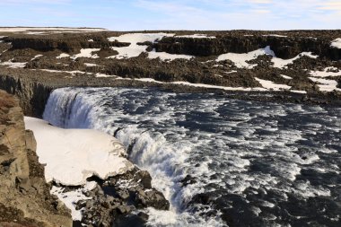 Dettifoss, İzlanda 'nın Fjollum kentindeki Jokulsa Nehri' nde bulunan 44 metre yüksekliğindeki bir şelaledir.