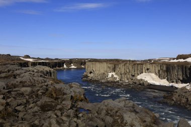 Dettifoss, İzlanda 'nın Fjollum kentindeki Jokulsa Nehri' nde bulunan 44 metre yüksekliğindeki bir şelaledir.