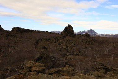 Dimmuborgir, İzlanda 'da Myvatn' ın doğusunda olağandışı şekilli lav tarlalarının oluşturduğu geniş bir alan..