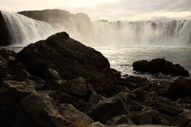 Godafoss İzlanda 'daki en ünlü şelalelerden biridir. Myvatn bölgesinde, Skjalfandafljot nehrinde yer almaktadır ve 12 metre yüksekliğindedir.