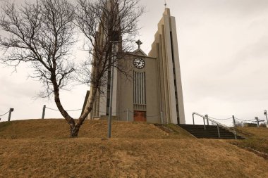 Akureyri İzlanda 'nın kuzeyinde bir şehir ve belediyedir. Norourland eystra bölgesinin başkentidir.