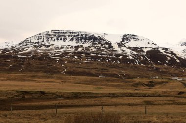 İzlanda 'nın Norurland eystrasındaki bir dağa bak.