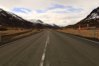 İzlanda 'nın Norourland Vestra bölgesinde bir yol manzarası