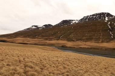 İzlanda 'nın Norurland eystrasındaki bir dağa bak.