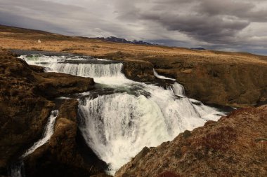 İzlanda 'nın kuzeyindeki Reykjafoss şelalesinin manzarası