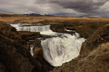 İzlanda 'nın kuzeyindeki Reykjafoss şelalesinin manzarası