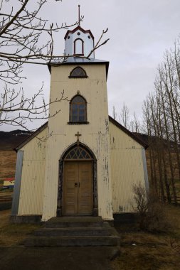 İzlanda 'nın Norourland Vestra bölgesindeki bir kilisenin manzarası