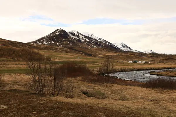 İzlanda 'nın Norurland eystrasındaki bir dağa bak.