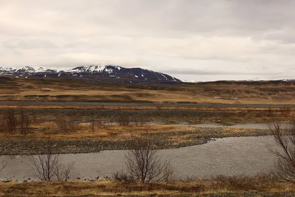 İzlanda 'nın Norurland eystrasındaki bir dağa bak.