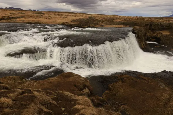 İzlanda 'nın kuzeyindeki Reykjafoss şelalesinin manzarası