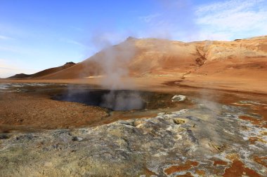  Namafjall, İzlanda 'nın kuzey kesiminde, Myvatn' ın doğusunda ve Krafla kalderasının güneybatısında yer alan küçük bir dağdır.