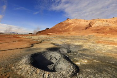  Namafjall, İzlanda 'nın kuzey kesiminde, Myvatn' ın doğusunda ve Krafla kalderasının güneybatısında yer alan küçük bir dağdır.