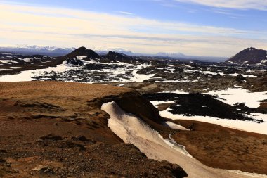 İzlanda 'nın Krafla Volkanik Sistemi' nde Myvatn Gölü 'nün kuzeydoğusunda yer alan aktif bir volkan olan Leirhnjukur' dan bakış açısı 