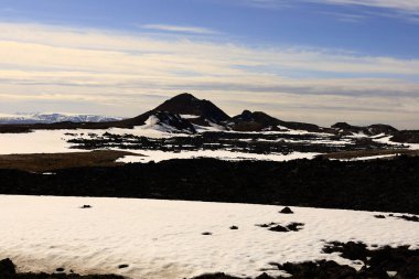 Leirhnjukur, İzlanda 'nın Krafla Volkanik Sistemi' nde Myvatn Gölü 'nün kuzeydoğusunda yer alan aktif bir volkandır. 