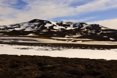 Leirhnjukur, İzlanda 'nın Krafla Volkanik Sistemi' nde Myvatn Gölü 'nün kuzeydoğusunda yer alan aktif bir volkandır. 