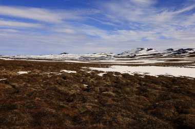 Leirhnjukur, İzlanda 'nın Krafla Volkanik Sistemi' nde Myvatn Gölü 'nün kuzeydoğusunda yer alan aktif bir volkandır. 
