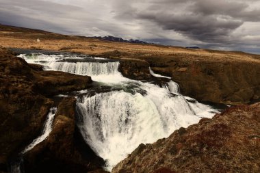 İzlanda 'nın kuzeyindeki Reykjafoss şelalesinin manzarası