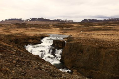 İzlanda 'nın kuzeyindeki Reykjafoss şelalesinin manzarası 