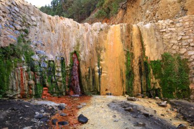 Colors Şelalesi, Caldera de Taburiente 'nin en etkileyici manzaralarından biridir. Angustias vadisinde gizli bir bölgede yer almaktadır.