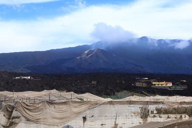 Kanarya Adaları 'ndaki La Palma adasında aktif bir volkanik sırt olan Cumbre Vieja' nın patlaması sonucu oluşan degat görüntüsü