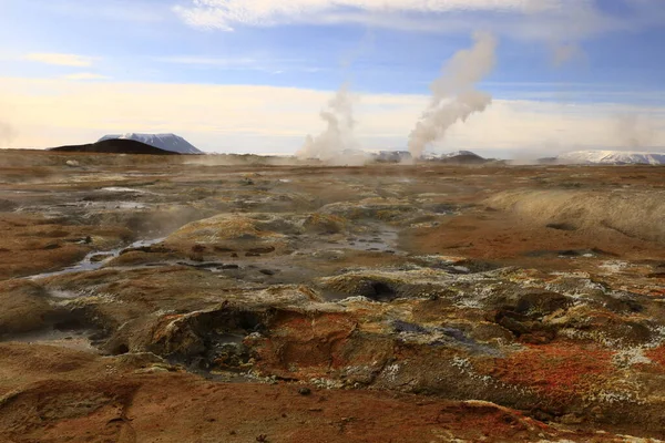  Namafjall, İzlanda 'nın kuzey kesiminde, Myvatn' ın doğusunda ve Krafla kalderasının güneybatısında yer alan küçük bir dağdır.