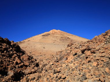 Teide Ulusal Parkı Tenerife, Kanarya Adaları 'nda bulunan ulusal parktır. Ulusal park İspanya' nın 3,718 metre yüksekliğindeki Teide Dağı 'nın merkezindedir.