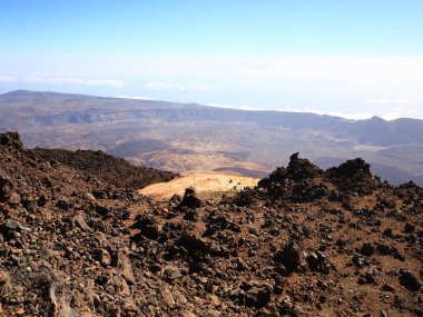 Teide Ulusal Parkı Tenerife, Kanarya Adaları 'nda bulunan ulusal parktır. Ulusal park İspanya' nın 3,718 metre yüksekliğindeki Teide Dağı 'nın merkezindedir.