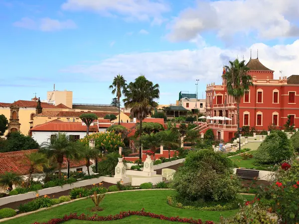 Santa Cruz de Tenerife, Afrika kıtasında bulunan Tenerife devletinde bir şehirdir.