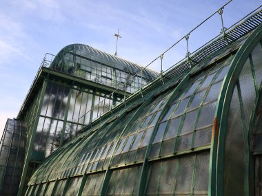Jardin des Serres d 'Auteuil, Paris' in 16. bölgesinde Bois de Boulogne 'un güney ucunda yer alan büyük bir sera kompleksi içinde yer alan bir botanik bahçesidir.