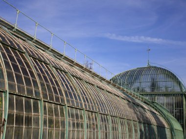 Jardin des Serres d 'Auteuil, Paris' in 16. bölgesinde Bois de Boulogne 'un güney ucunda yer alan büyük bir sera kompleksi içinde yer alan bir botanik bahçesidir.