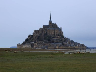 Mont Saint-Michel, Normandiya 'nın Manche bölgesinde, Couesnon nehrinin doğusunda yer alan 960 metre çapındaki granit kayalık bir adadır.