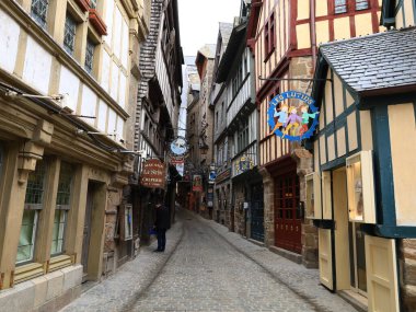 Mont Saint-Michel, Normandiya 'nın Manche bölgesinde, Couesnon nehrinin doğusunda yer alan 960 metre çapındaki granit kayalık bir adadır.