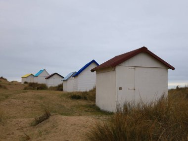 Gouville Kulübeleri Gouville-sur-Mer 'de bir plaj kulübesi oluşturur..
