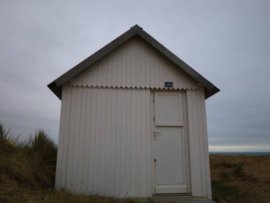 Gouville Kulübeleri Gouville-sur-Mer 'de bir plaj kulübesi oluşturur..