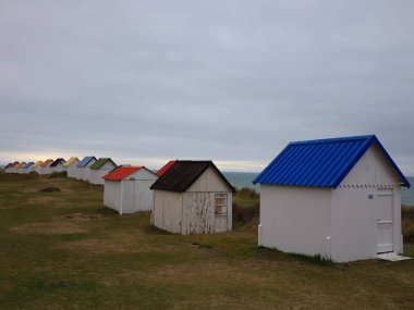 Gouville Kulübeleri Gouville-sur-Mer 'de bir plaj kulübesi oluşturur..