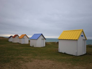 Gouville Kulübeleri Gouville-sur-Mer 'de bir plaj kulübesi oluşturur..