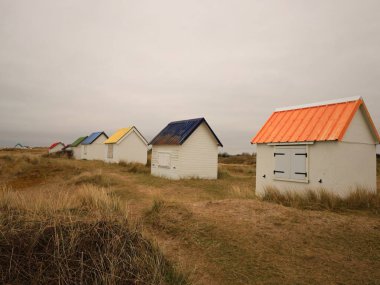 Gouville Kulübeleri Gouville-sur-Mer 'de bir plaj kulübesi oluşturur..
