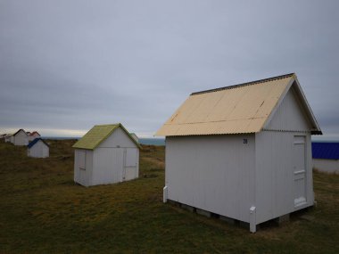 Gouville Kulübeleri Gouville-sur-Mer 'de bir plaj kulübesi oluşturur..