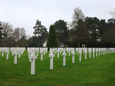  Normandiya Amerikan Mezarlığı, Amerikan askeri mezarlığının hemen üzerinde yer alan bir mezarlıktır.