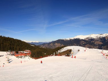 Tarentaise Vadisi 'ndeki Fransız Alpleri kayak merkezinin görüntüsü. Dünyanın en büyük bağlı kayak alanları olan Les Trois Valles 'in bir parçasıdır..