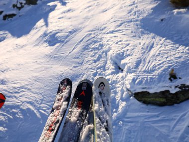 Tarentaise Vadisi 'ndeki Fransız Alpleri kayak merkezinin görüntüsü. Dünyanın en büyük bağlı kayak alanları olan Les Trois Valles 'in bir parçasıdır..