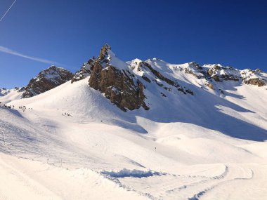 Tarentaise Vadisi 'ndeki Fransız Alpleri kayak merkezinin görüntüsü. Dünyanın en büyük bağlı kayak alanları olan Les Trois Valles 'in bir parçasıdır..