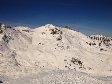 Tarentaise Vadisi 'ndeki Fransız Alpleri kayak merkezinin görüntüsü. Dünyanın en büyük bağlı kayak alanları olan Les Trois Valles 'in bir parçasıdır..