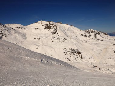 Tarentaise Vadisi 'ndeki Fransız Alpleri kayak merkezinin görüntüsü. Dünyanın en büyük bağlı kayak alanları olan Les Trois Valles 'in bir parçasıdır..