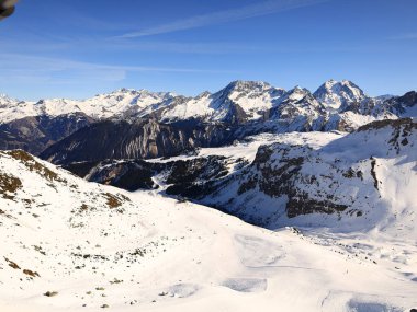 Tarentaise Vadisi 'ndeki Fransız Alpleri kayak merkezinin görüntüsü. Dünyanın en büyük bağlı kayak alanları olan Les Trois Valles 'in bir parçasıdır..