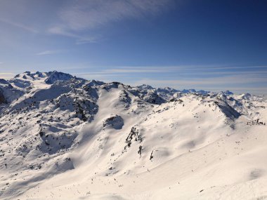 Tarentaise Vadisi 'ndeki Fransız Alpleri kayak merkezinin görüntüsü. Dünyanın en büyük bağlı kayak alanları olan Les Trois Valles 'in bir parçasıdır..