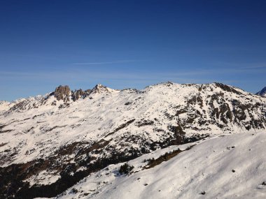 Tarentaise Vadisi 'ndeki Fransız Alpleri kayak merkezinin görüntüsü. Dünyanın en büyük bağlı kayak alanları olan Les Trois Valles 'in bir parçasıdır..