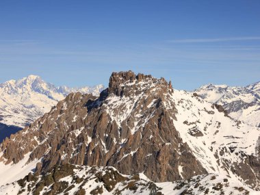 Tarentaise Vadisi 'ndeki Fransız Alpleri kayak merkezinin görüntüsü. Dünyanın en büyük bağlı kayak alanları olan Les Trois Valles 'in bir parçasıdır..